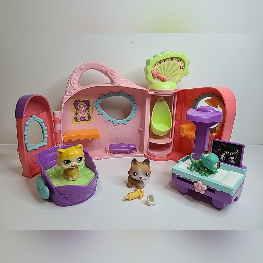 Littlest Pet Shop 2005 Get Better Center w Pets & Accessories (near complete)LPS
